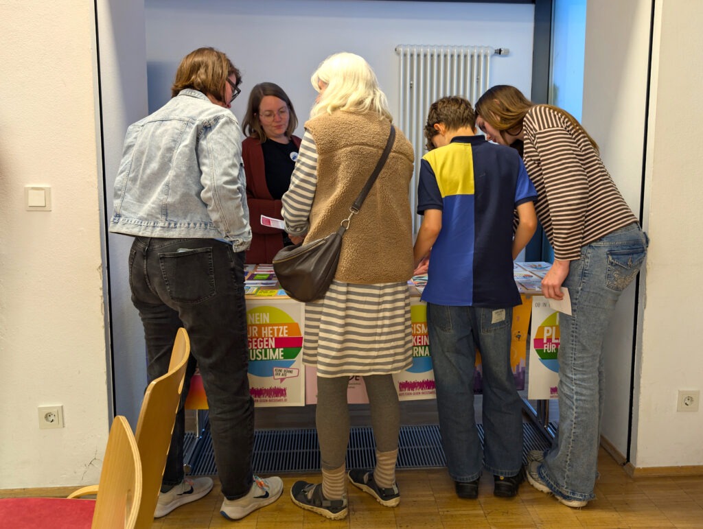 Rückblick: Zeitzeugengespräch mit Jozefa Posch-Kotyrba Der Infostand von OgR mit Besuchern