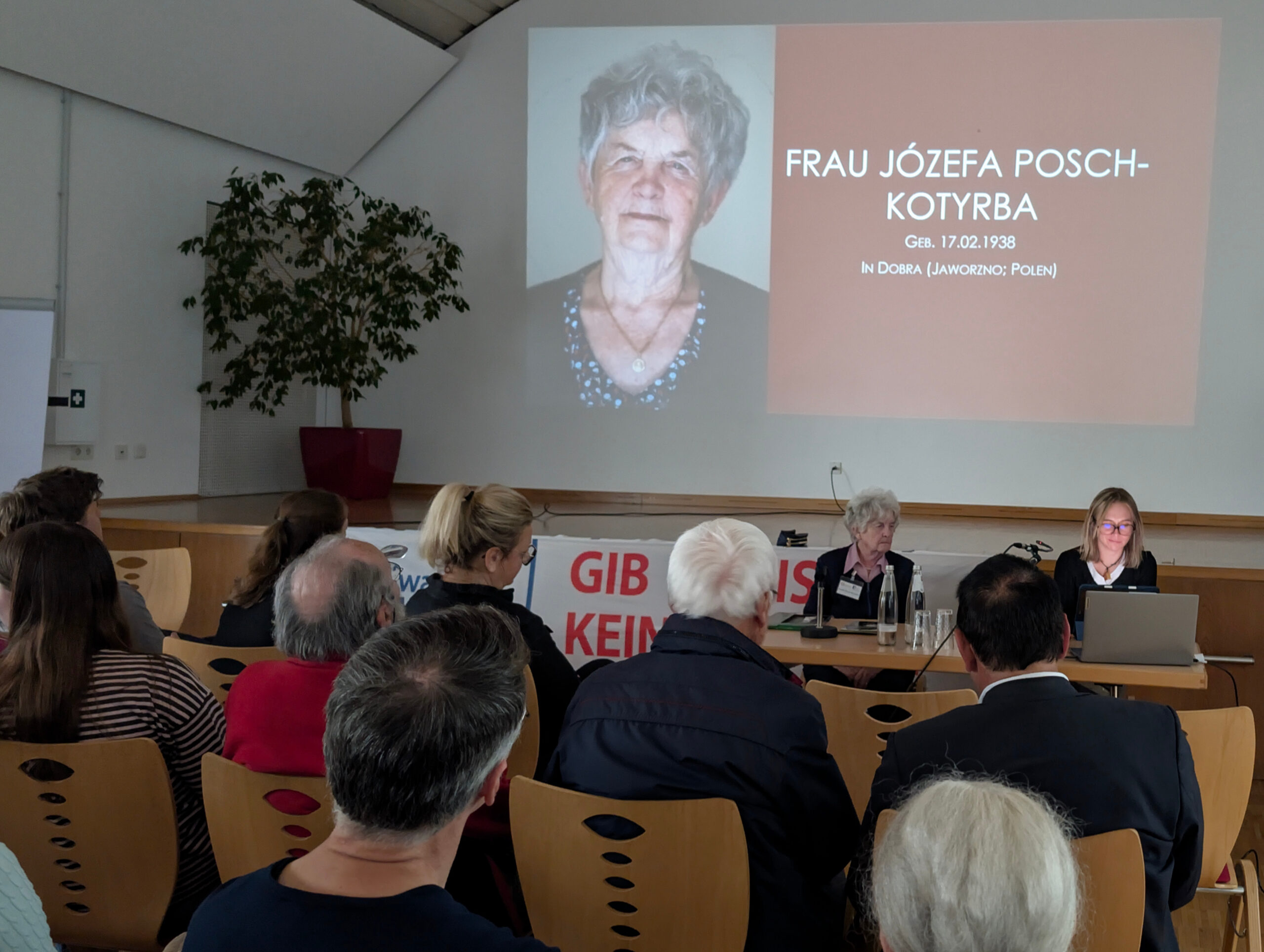 Rückblick: Zeitzeugengespräch mit Jozefa Posch-Kotyrba Jozefa, Dolmetscherin und Publikum kurz vor Begin der Veranstaltung