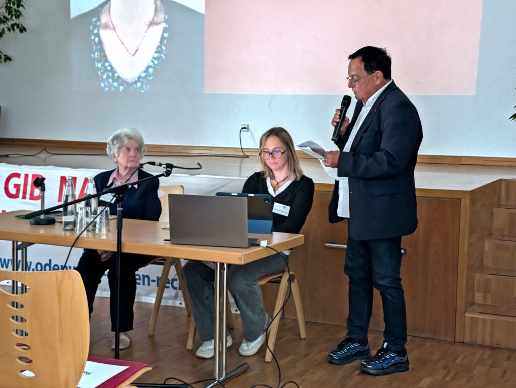 Rückblick: Zeitzeugengespräch mit Jozefa Posch-Kotyrba Harald Steier hält die Rede zur Eröffnung.