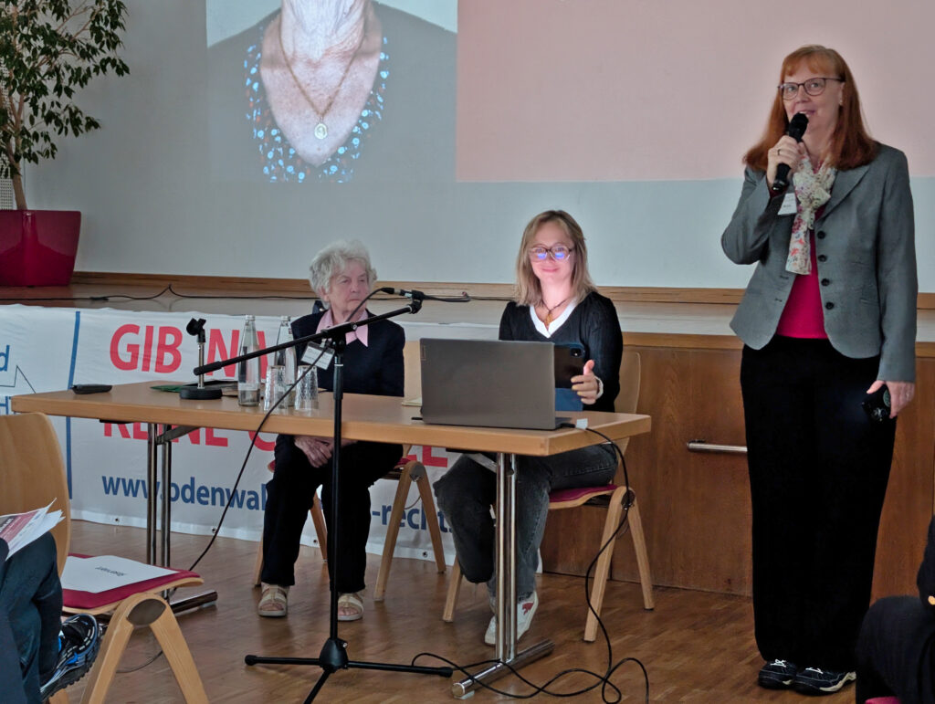 Rückblick: Zeitzeugengespräch mit Jozefa Posch-Kotyrba Stefanie Roth spricht einleitende Worte
