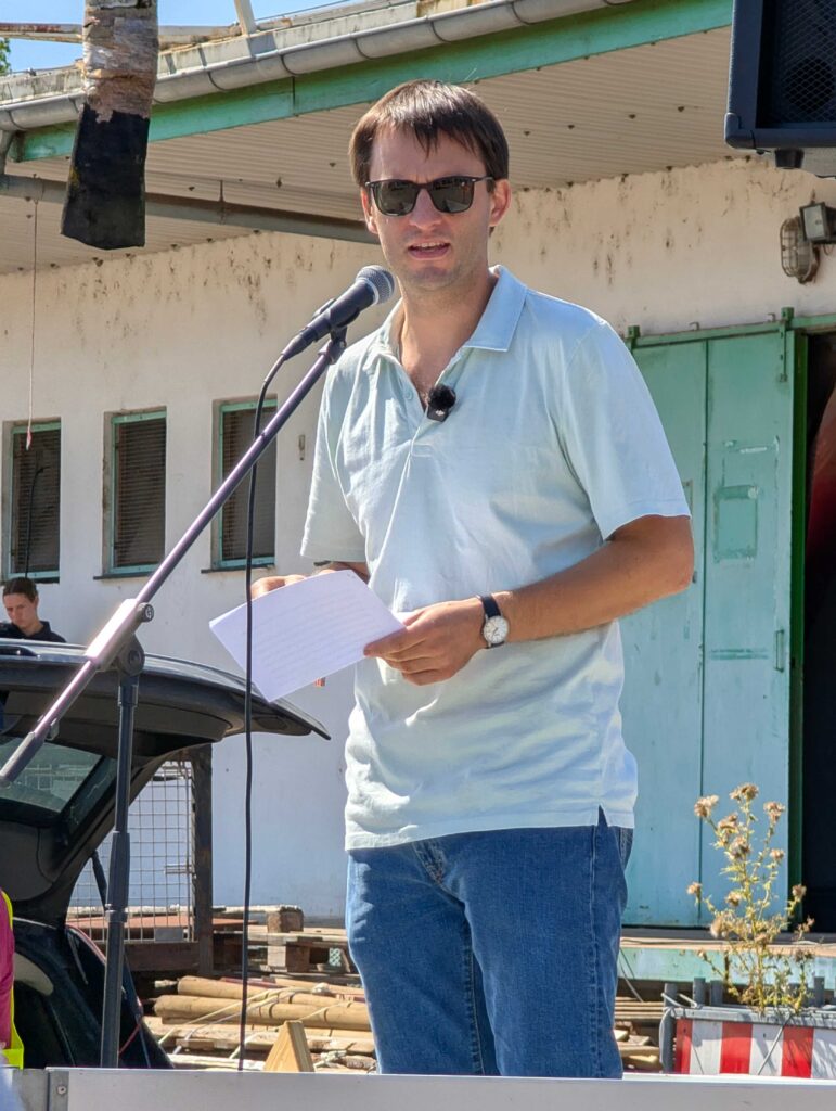 1. Odenwälder CSD in Michelstadt Jonas Schönefeld, Fraktionsvorsitzender der Grünen im Kreistag spricht