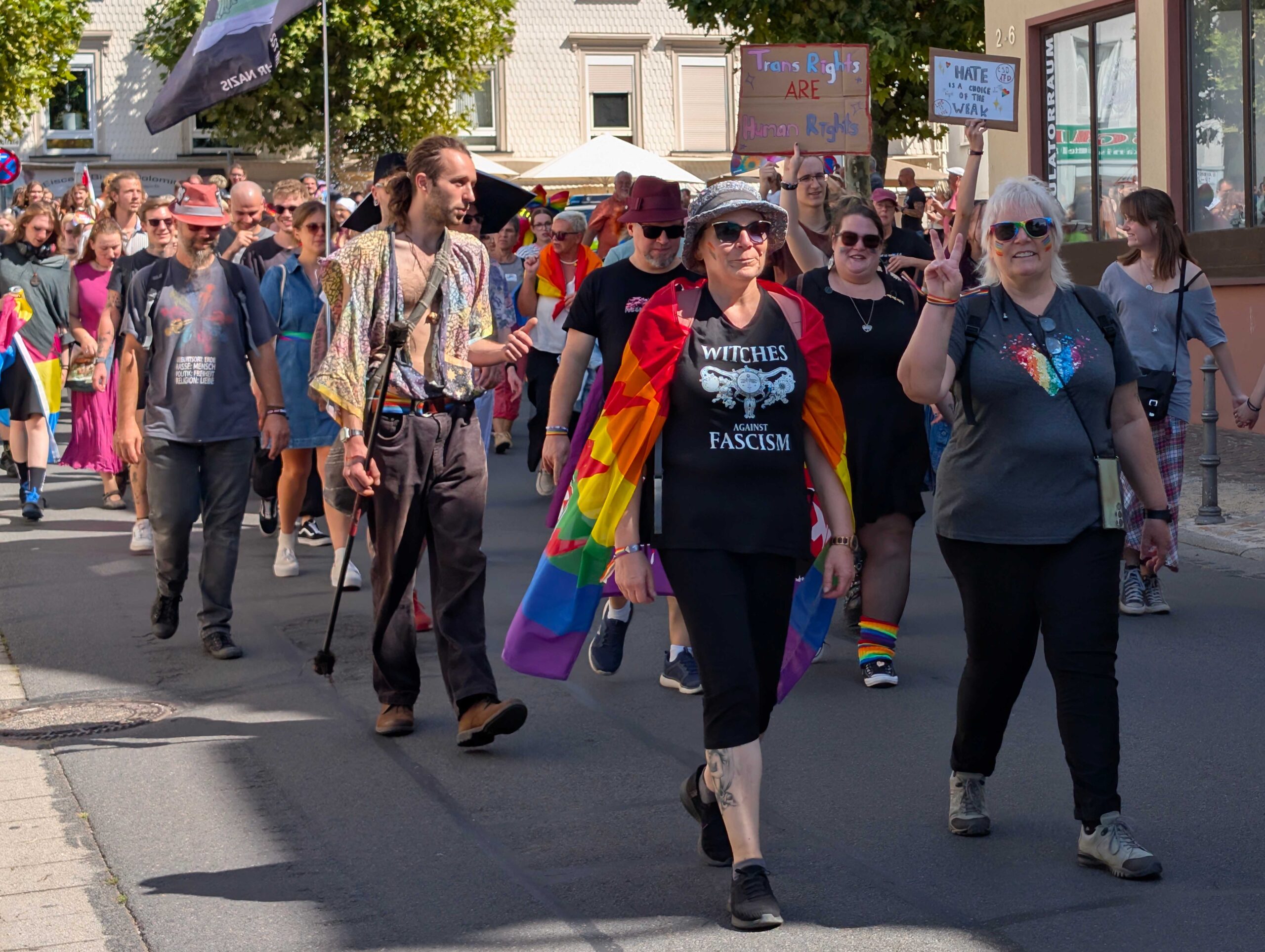 1. Odenwälder CSD in Michelstadt Menschen nehmen am CSD teil.
